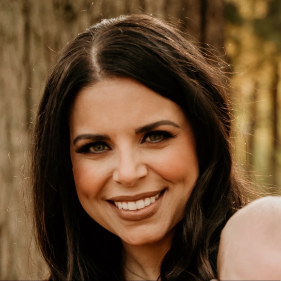 Meet the Posher Other - Meet your Posher, Laura
